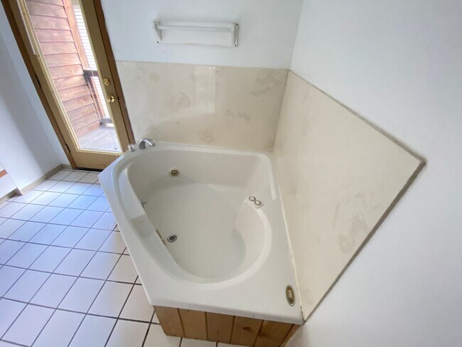 Building Photo - OSU Gateway 3 bedroom 1 1/2 bath 3 level townhome