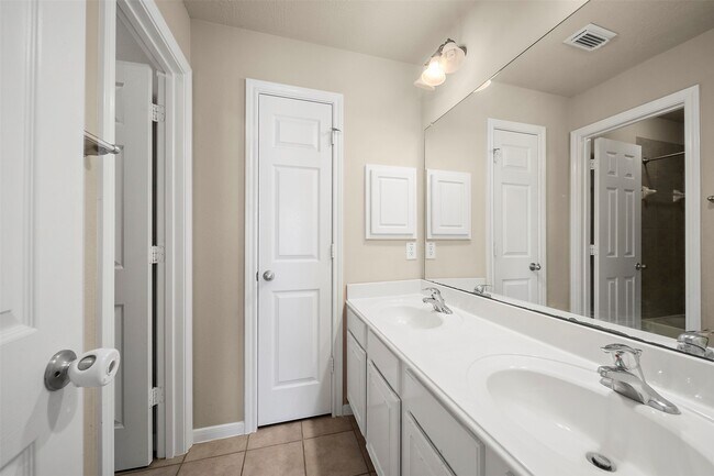 Building Photo - 13907 Normandy Ct