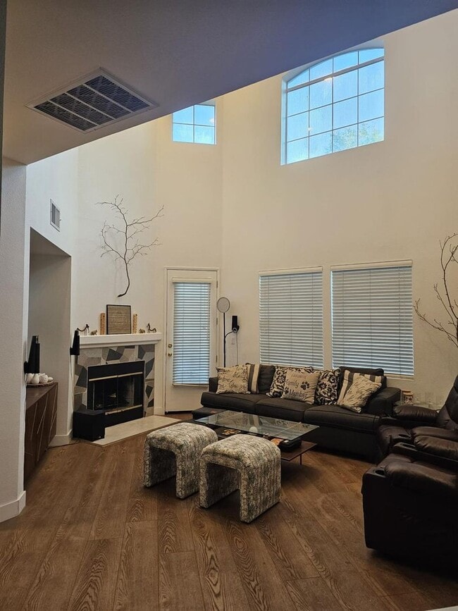 Building Photo - Modern 3BD/3BA Townhouse in Prime Union Ci...