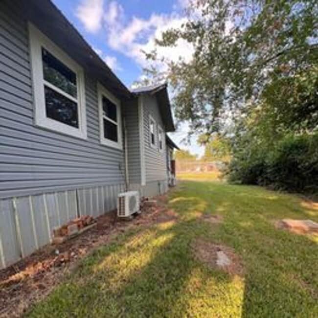 Building Photo - Hughes Springs 2 Bedroom Home