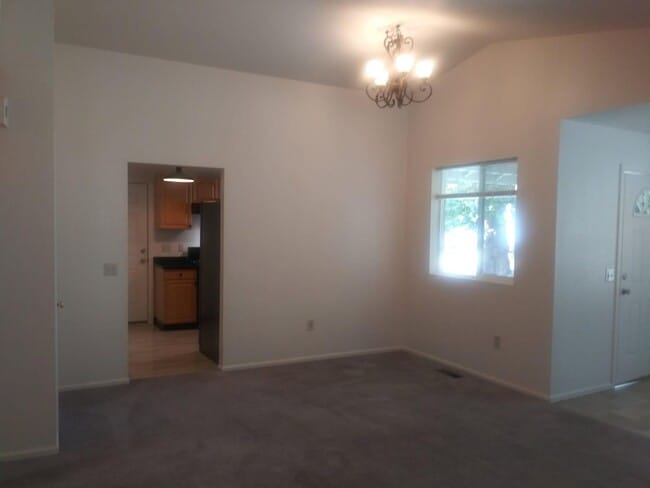 Building Photo - 3 bedroom 2 bath home close to downtown