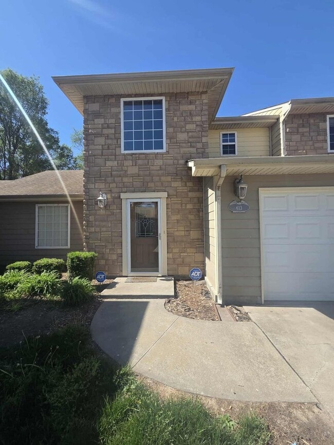 Building Photo - Beautiful Town House