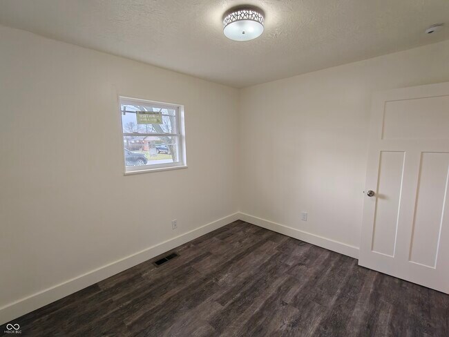 Building Photo - 2183 S Fairview Dr