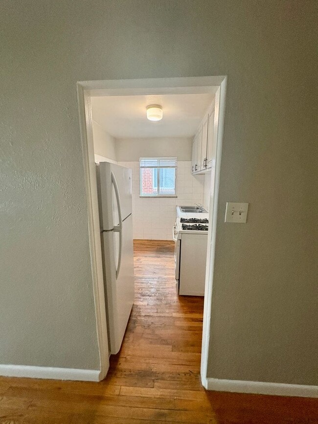 Building Photo - Charming 2 Bedroom Upper Unit onsite Laundry!