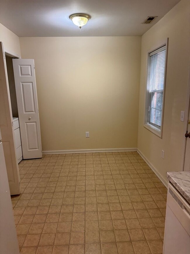 Building Photo - $1,150 | 2BR/1.5BA End Unit Townhouse – Sp...