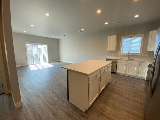 Building Photo - Updated 3 bed, 2 bath Horace Home!!