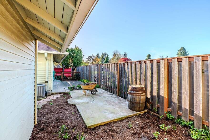 Building Photo - 14225 SW Rocklynn Pl