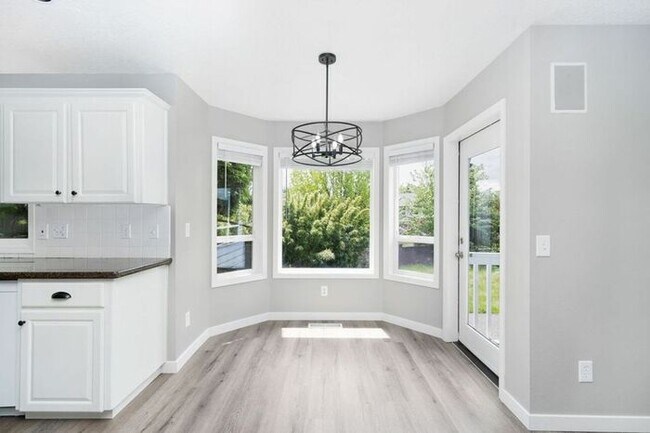 Building Photo - Stunning 4 bedroom, 2.5 bathroom home!! Must See!!