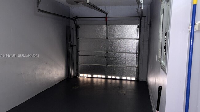 Building Photo - 3279 NE 11th Dr