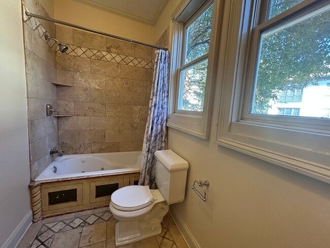 Building Photo - 635 Myrtle St NE