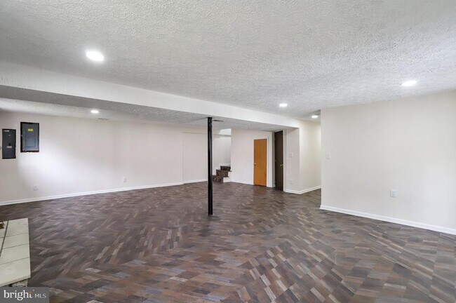 Building Photo - 5 Orchard Pl