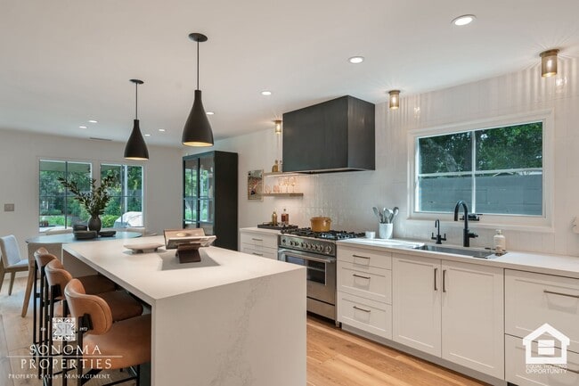 Building Photo - 3 Bedroom Exquisitely Furnished Home