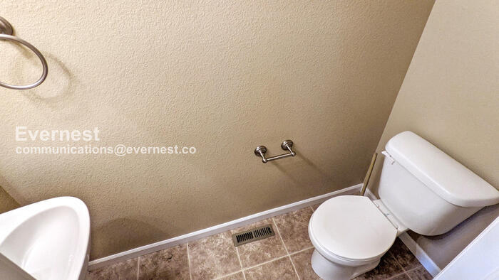 Building Photo - 2921 Kansas Dr