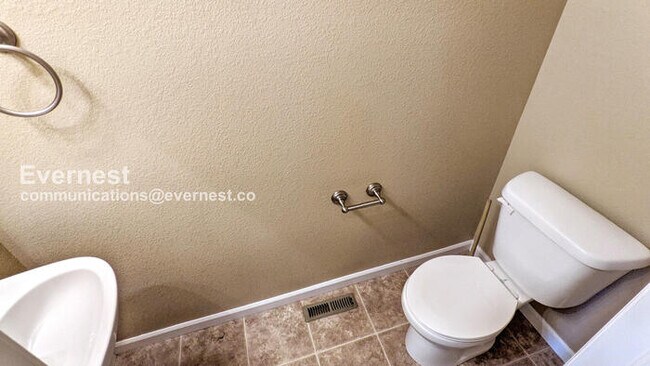 Building Photo - 3 Bed/2 Bath Townhome with Garage / Availa...