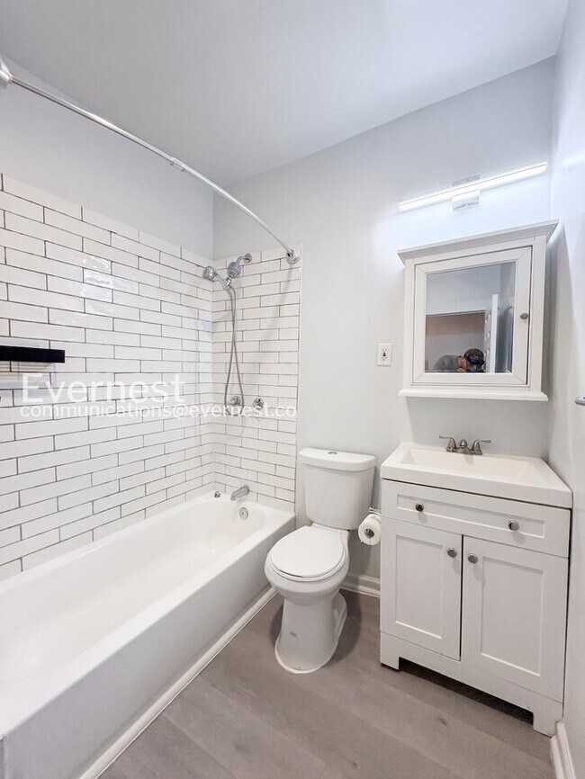 Building Photo - 2-Bed/1-Bath Spacious Condo with Balcony/ Available Soon!