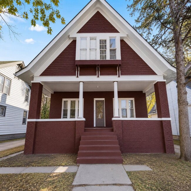 Building Photo - 917 N Winnebago St