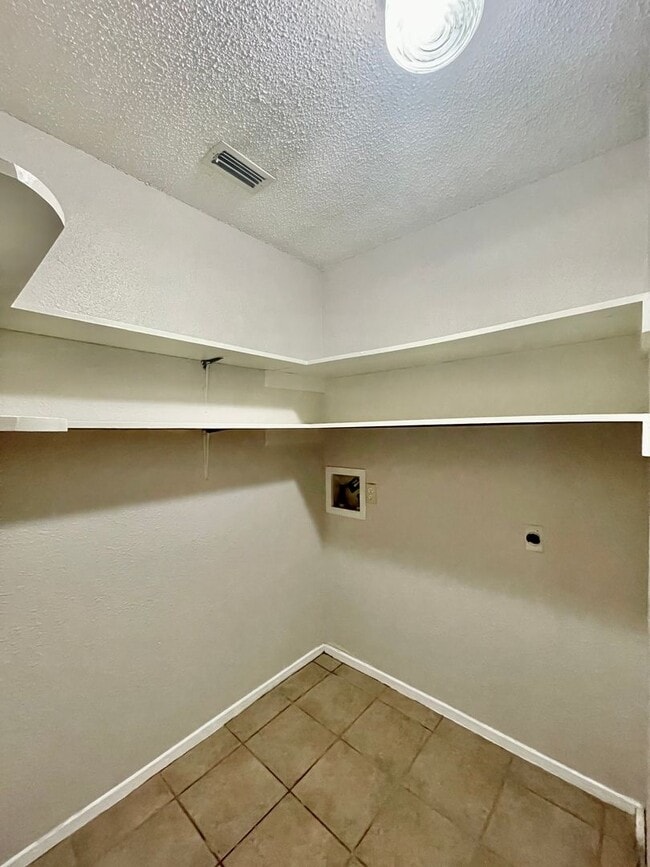 Building Photo - 2 Bedroom, 1 Bathroom home + Large Yard and Carport