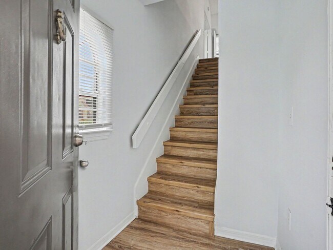 Building Photo - 437 Fountainhead Cir