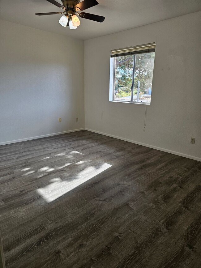 Building Photo - Big backyard right in the center of town!!!