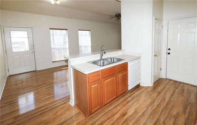 Building Photo - 611 Zennia St