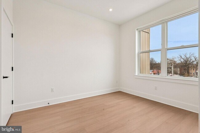 Building Photo - 30 W Allens Ln