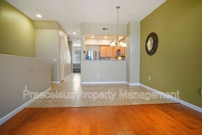 Building Photo - 2155 Caminito Leonzio