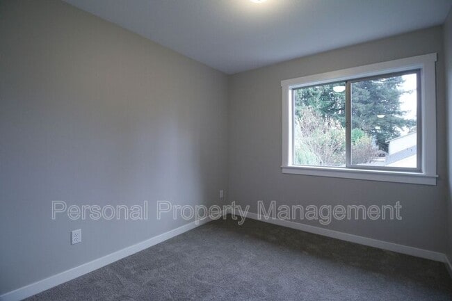 Building Photo - 6011 NE 105th Ave