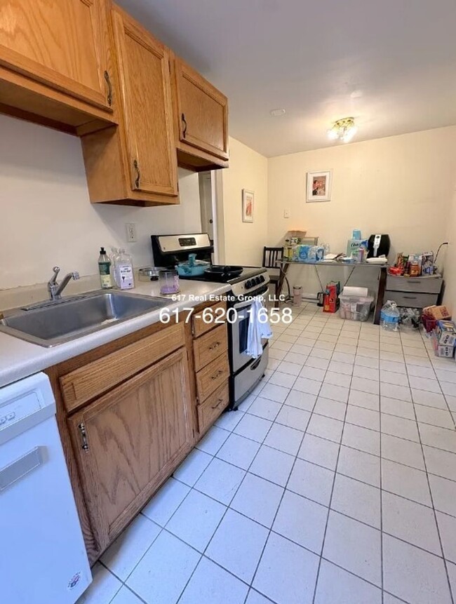 Building Photo - SEPT Awesome Brookline 4bed w/ 2 full bath...