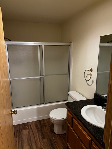 Building Photo - 2243 Poplar Dr