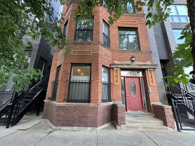 Primary Photo - 817 N Hoyne Ave