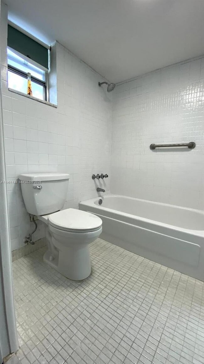 Building Photo - 2640 Garden Dr S