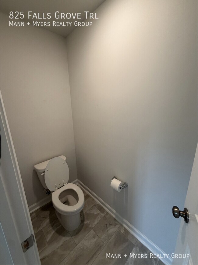 Building Photo - 825 Falls Grove Trl
