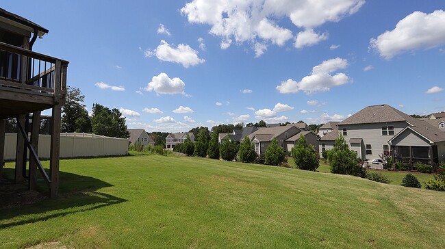 Building Photo - Beautiful Home with Open Floorplan in Desi...