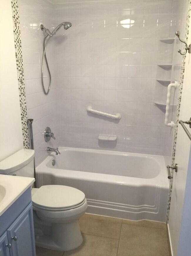 Building Photo - Beautiful South Side Renovation -- Convenience of the flats, peace and quiet of a dead end street!