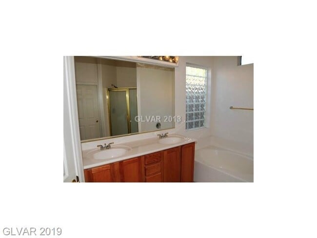 Building Photo - Single Story - 3 bed home located in Hende...