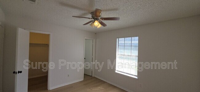 Building Photo - 227 Vista Way