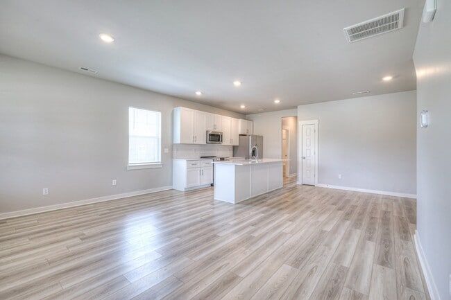 Building Photo - 531 Swanholme Dr