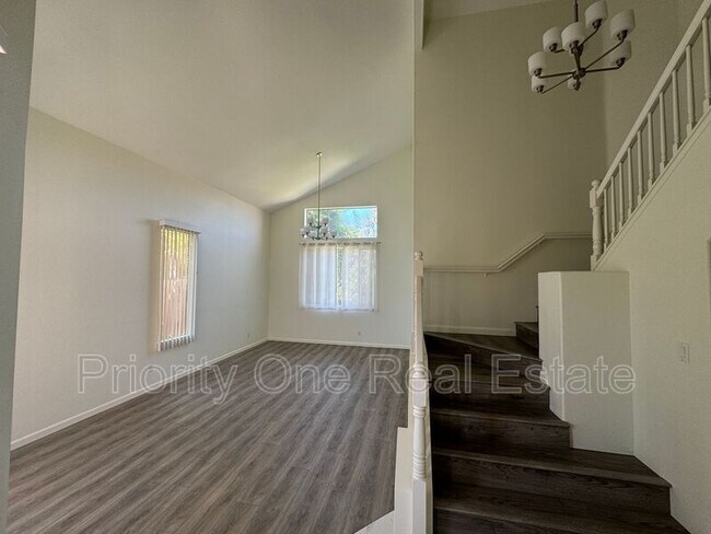 Building Photo - 560 Calle Capistrano