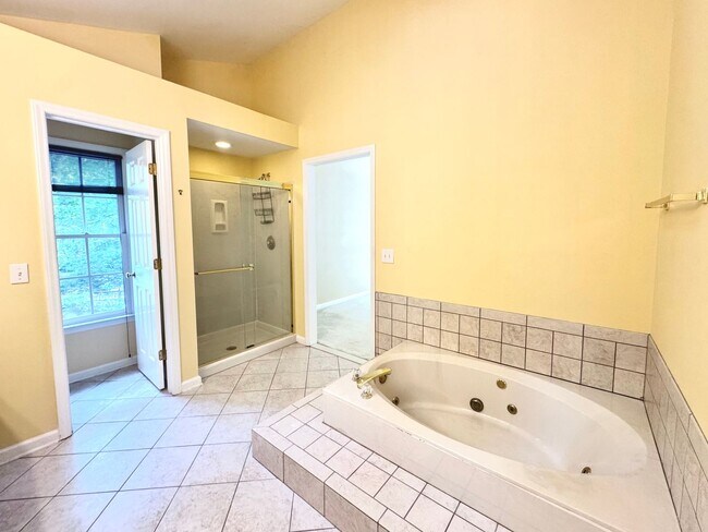Building Photo - 4 Bed | 2.5 Bath House in Chapel Hill