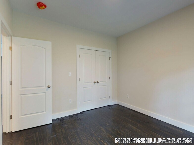 Building Photo - 839 Parker St