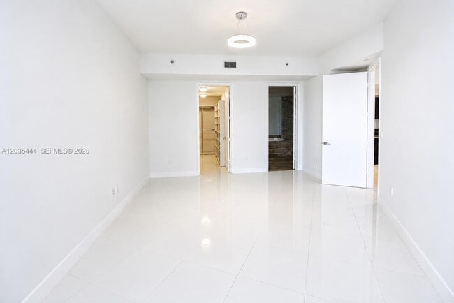 Building Photo - 15901 Collins Ave