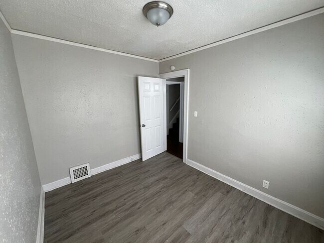 Building Photo - 3 Bed/1 Bath Home with Fenced Yard / Pet-Friendly / Vouchers Accepted / Coming Soon!