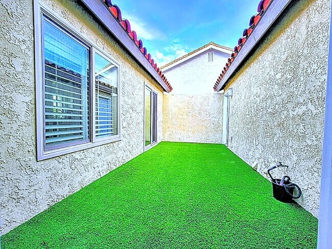 Building Photo - 28506 Barbosa