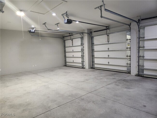 Building Photo - 4402 Chiquita Blvd S