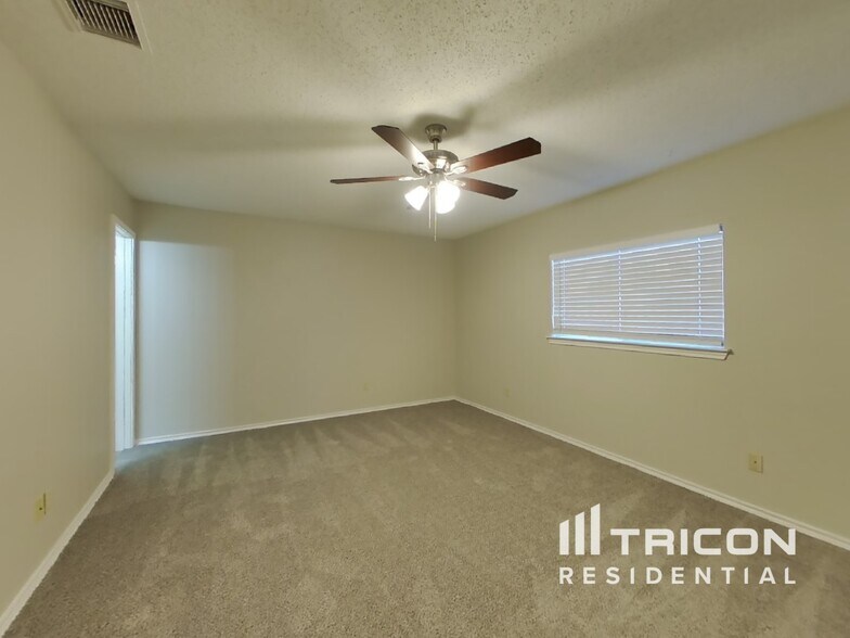 Building Photo - 8230 Longhorn Ridge Dr