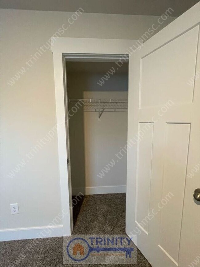 Building Photo - Beautiful and spacious! Ready for move in!