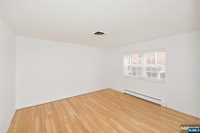 Building Photo - 20-30-30 Ridge Rd