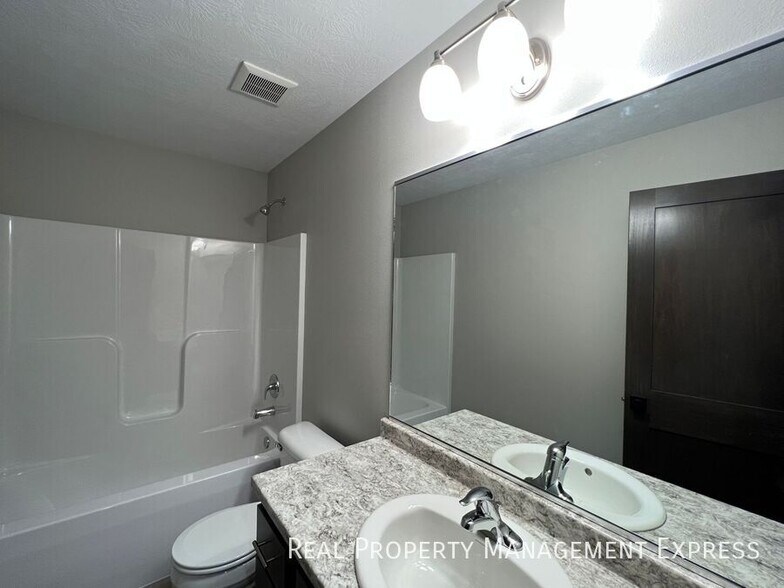 Building Photo - 3 Bed 2 Bath Townhome w/ Double Garage in ...
