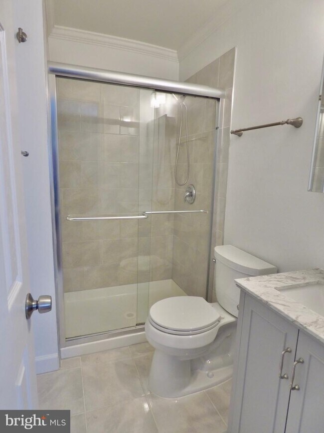 Building Photo - 416 Center St S