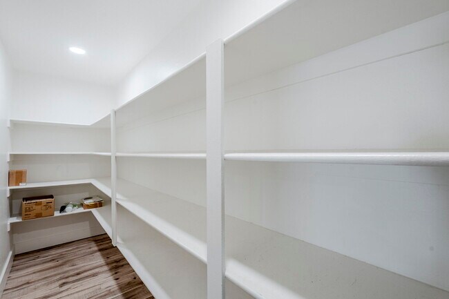 Building Photo - 760 N Swan Dr